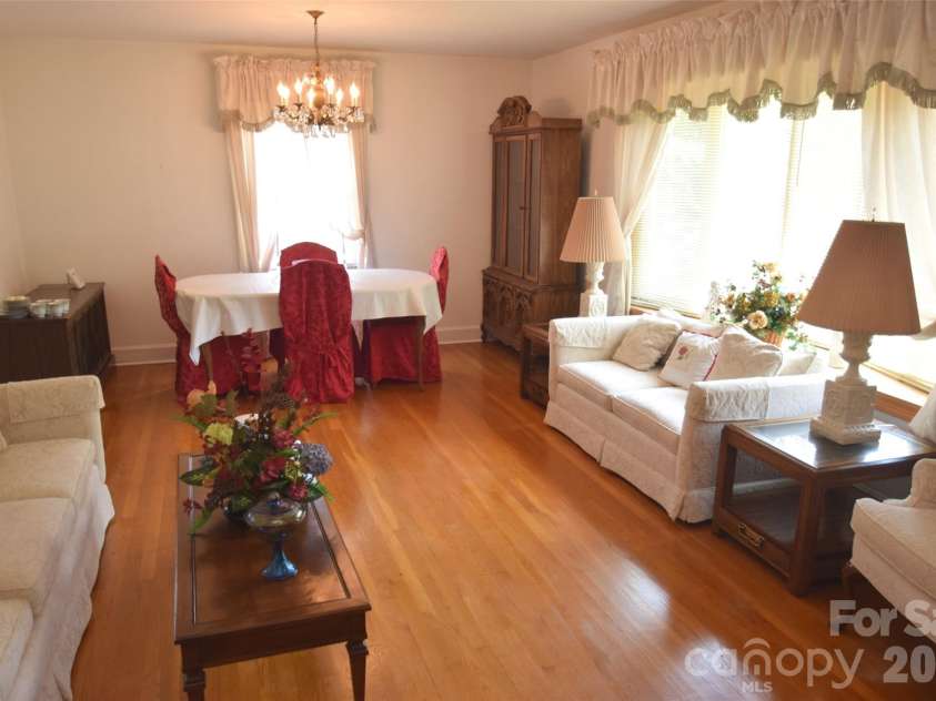 531 Seneca Place, Charlotte, NC 28210.  MLS# CAR4404334, YatesRealty ID 37487. 