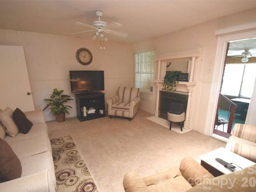 531 Seneca Place, Charlotte, NC 28210.  MLS# CAR4404334, YatesRealty ID 37487. 