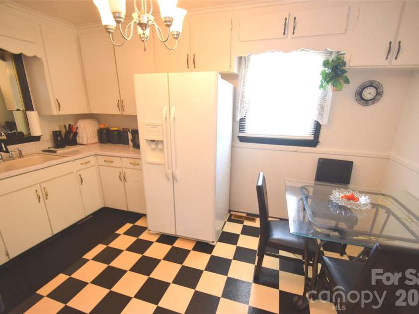 531 Seneca Place, Charlotte, NC 28210.  MLS# CAR4404334, YatesRealty ID 37487. 