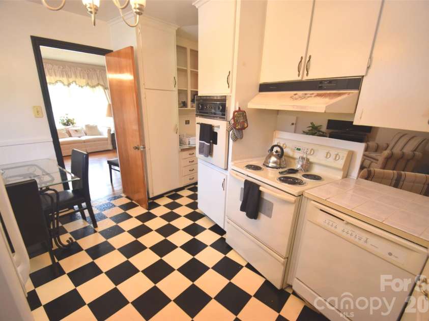 531 Seneca Place, Charlotte, NC 28210.  MLS# CAR4404334, YatesRealty ID 37487. 