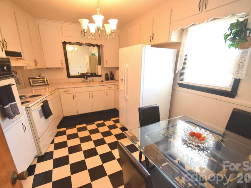531 Seneca Place, Charlotte, NC 28210.  MLS# CAR4404334, YatesRealty ID 37487. 