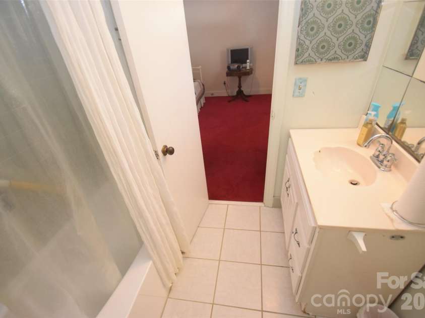 531 Seneca Place, Charlotte, NC 28210.  MLS# CAR4404334, YatesRealty ID 37487. 