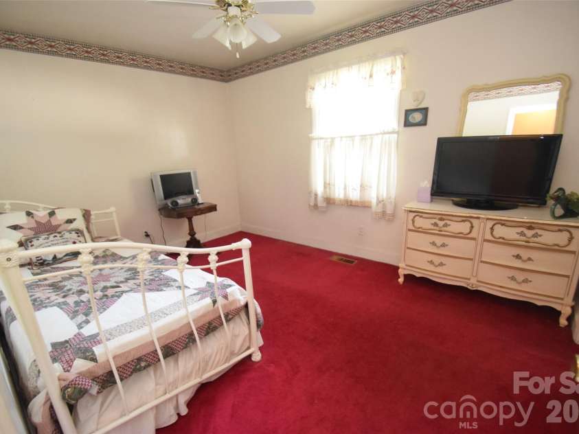 531 Seneca Place, Charlotte, NC 28210.  MLS# CAR4404334, YatesRealty ID 37487. 