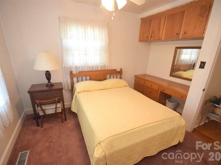 531 Seneca Place, Charlotte, NC 28210.  MLS# CAR4404334, YatesRealty ID 37487. 