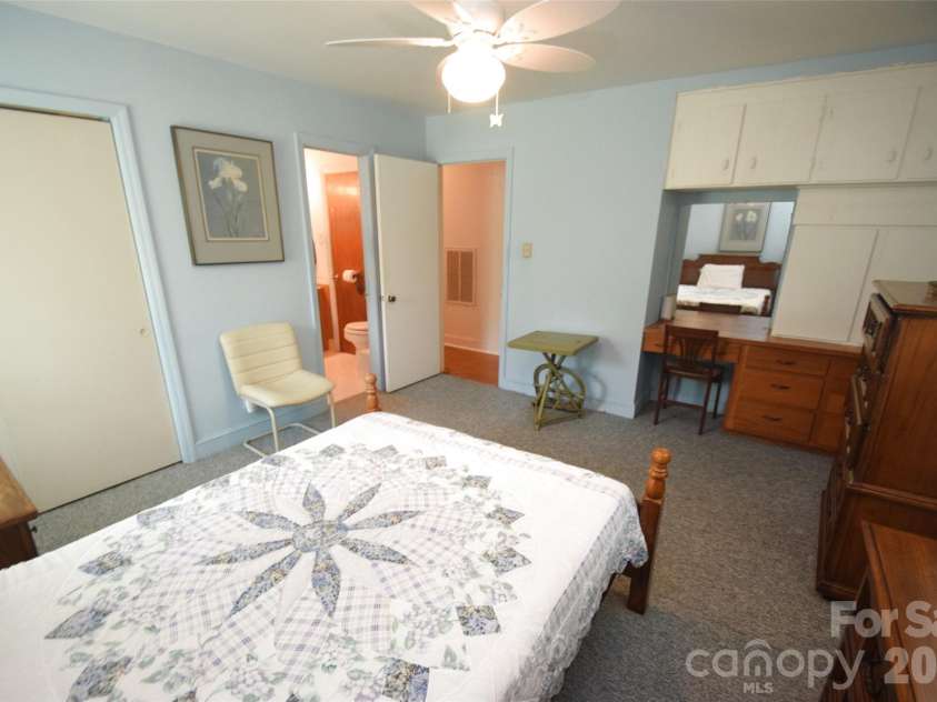 531 Seneca Place, Charlotte, NC 28210.  MLS# CAR4404334, YatesRealty ID 37487. 