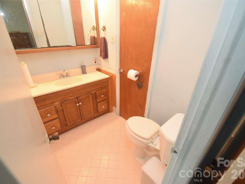 531 Seneca Place, Charlotte, NC 28210.  MLS# CAR4404334, YatesRealty ID 37487. 
