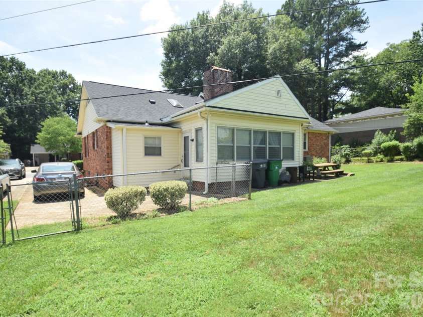 531 Seneca Place, Charlotte, NC 28210.  MLS# CAR4404334, YatesRealty ID 37487. 
