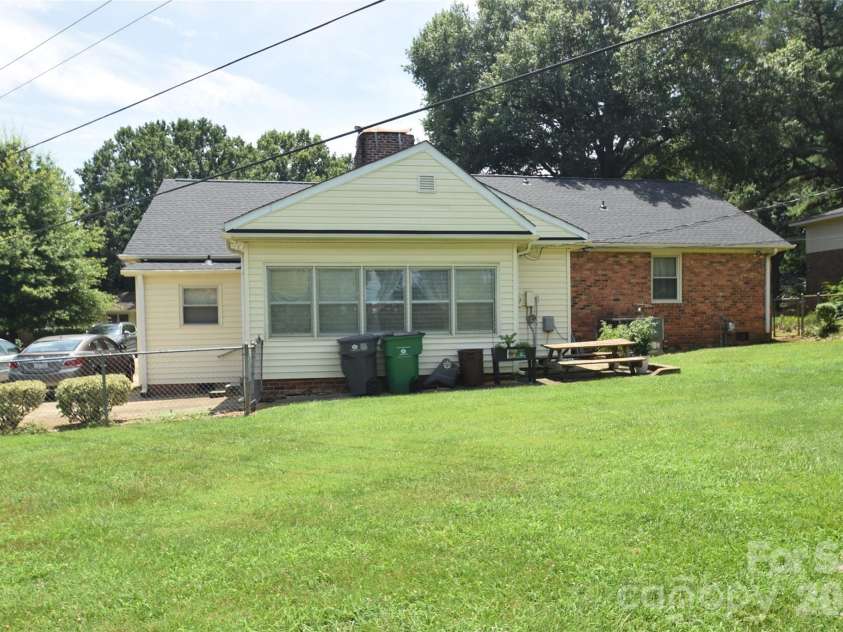531 Seneca Place, Charlotte, NC 28210.  MLS# CAR4404334, YatesRealty ID 37487. 