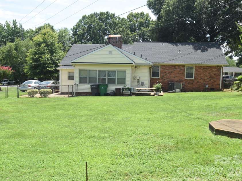 531 Seneca Place, Charlotte, NC 28210.  MLS# CAR4404334, YatesRealty ID 37487. 