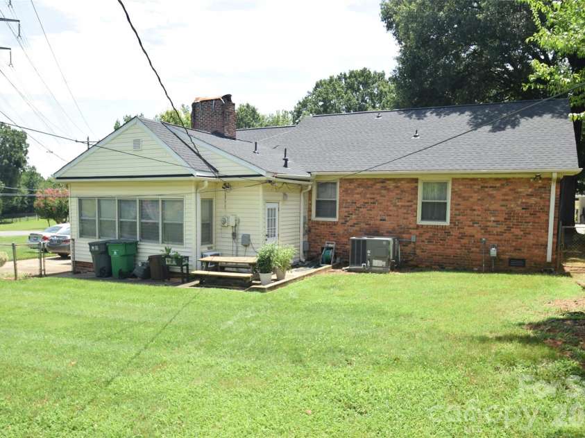 531 Seneca Place, Charlotte, NC 28210.  MLS# CAR4404334, YatesRealty ID 37487. 