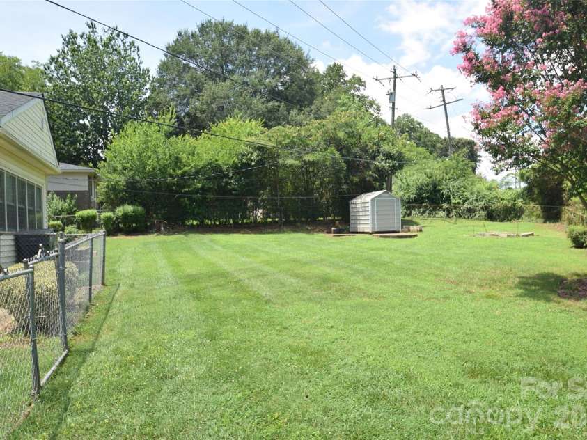 531 Seneca Place, Charlotte, NC 28210.  MLS# CAR4404334, YatesRealty ID 37487. 