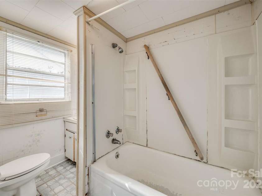 36 Brookline Street, Great Falls, SC 29055.  MLS# CAR4233189, YatesRealty ID 3749. 