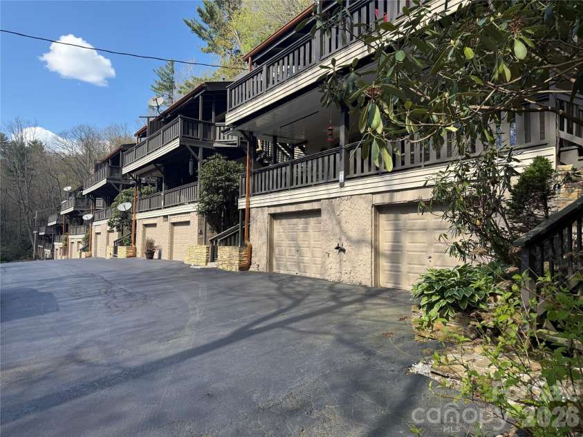 125 Hawks Nest Lane, Highlands, NC 28741.  MLS# CAR4405230, YatesRealty ID 37492. 