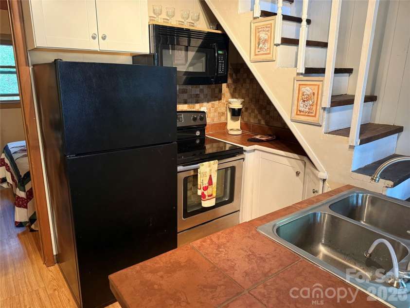 125 Hawks Nest Lane, Highlands, NC 28741.  MLS# CAR4405230, YatesRealty ID 37492. 