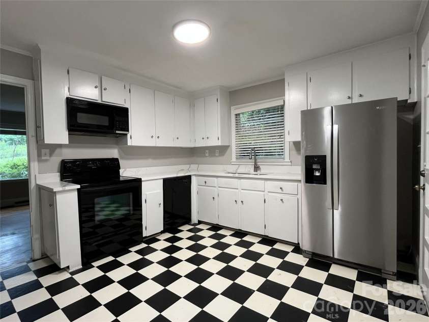 4217 Winfield Drive, Charlotte, NC 28205.  MLS# CAR4404491, YatesRealty ID 37493. 