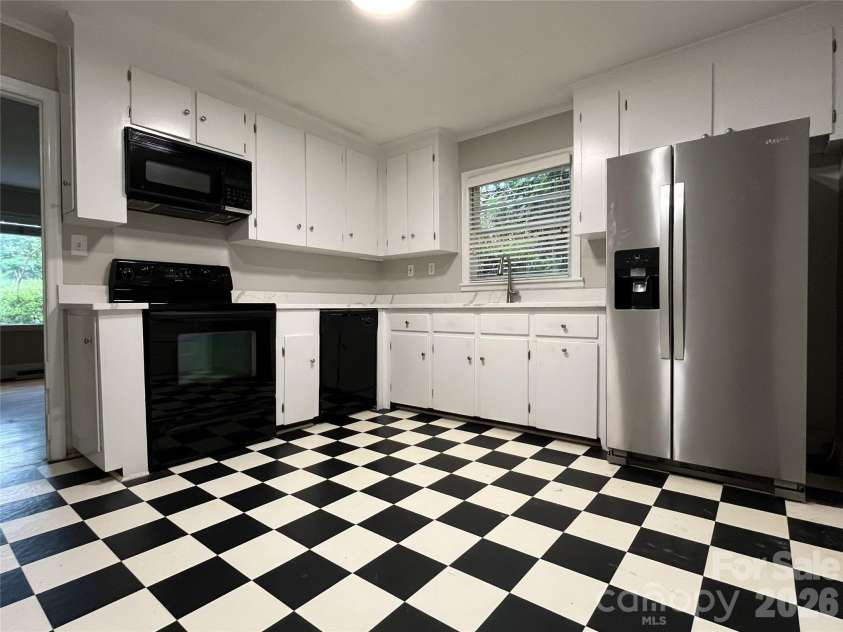 4217 Winfield Drive, Charlotte, NC 28205.  MLS# CAR4404491, YatesRealty ID 37493. 