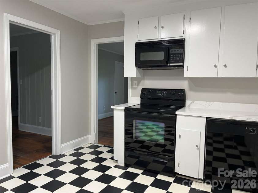4217 Winfield Drive, Charlotte, NC 28205.  MLS# CAR4404491, YatesRealty ID 37493. 