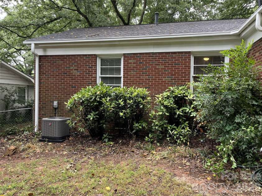 4217 Winfield Drive, Charlotte, NC 28205.  MLS# CAR4404491, YatesRealty ID 37493. 