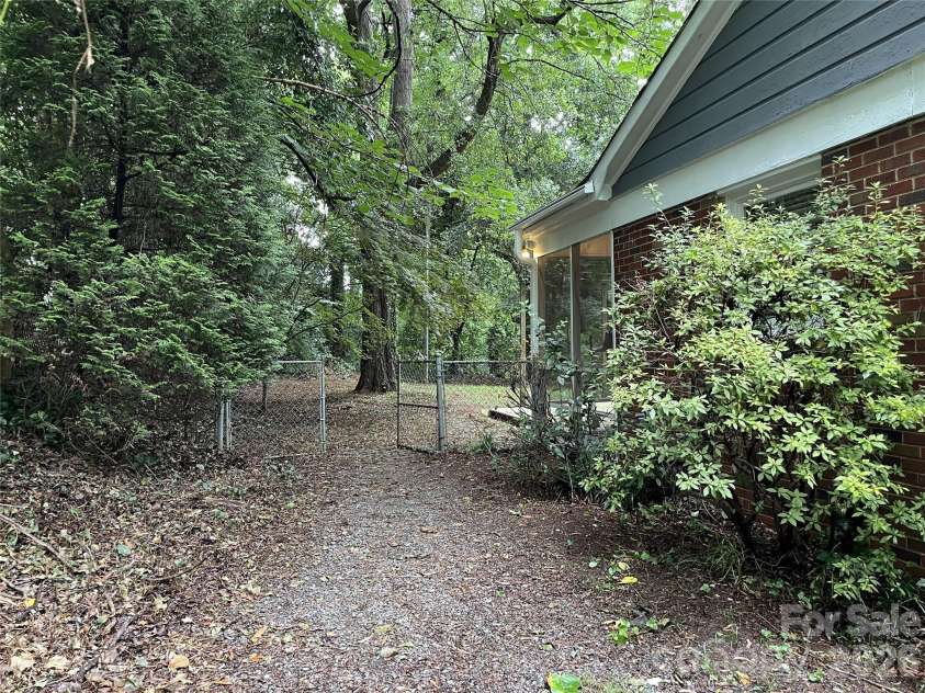 4217 Winfield Drive, Charlotte, NC 28205.  MLS# CAR4404491, YatesRealty ID 37493. 