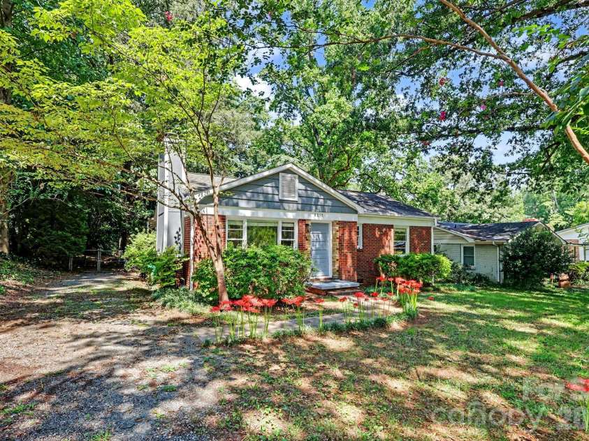 4217 Winfield Drive, Charlotte, NC 28205.  MLS# CAR4404491, YatesRealty ID 37493. 