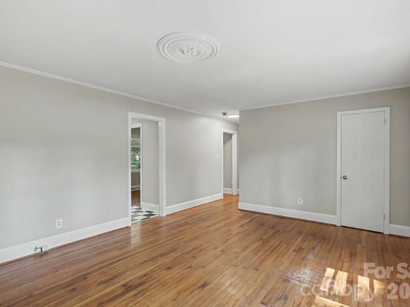 4217 Winfield Drive, Charlotte, NC 28205.  MLS# CAR4404491, YatesRealty ID 37493. 
