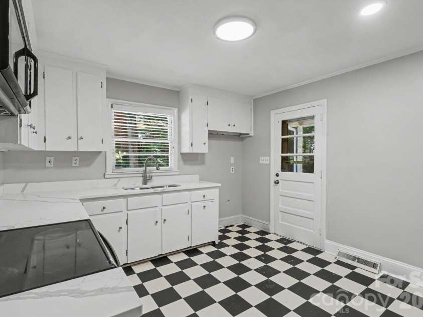 4217 Winfield Drive, Charlotte, NC 28205.  MLS# CAR4404491, YatesRealty ID 37493. 