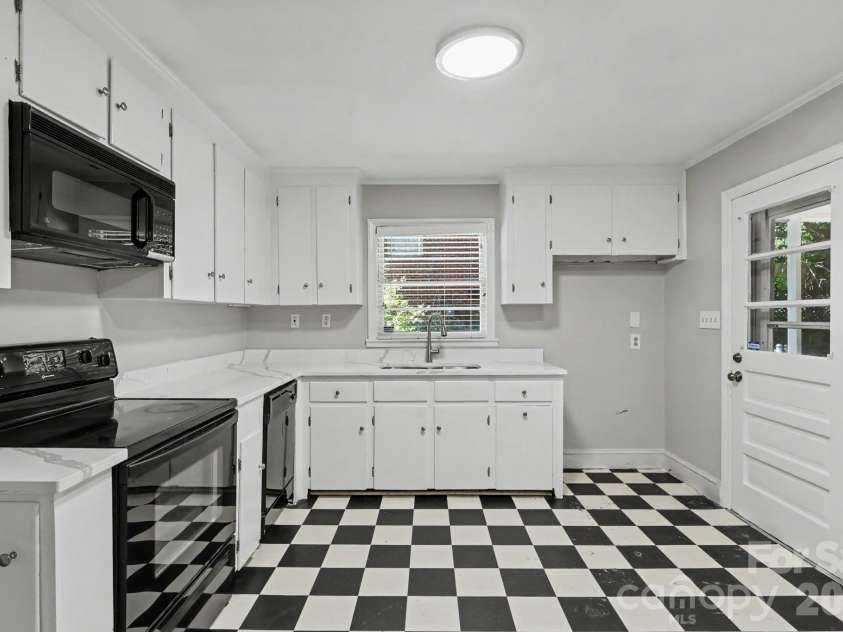 4217 Winfield Drive, Charlotte, NC 28205.  MLS# CAR4404491, YatesRealty ID 37493. 