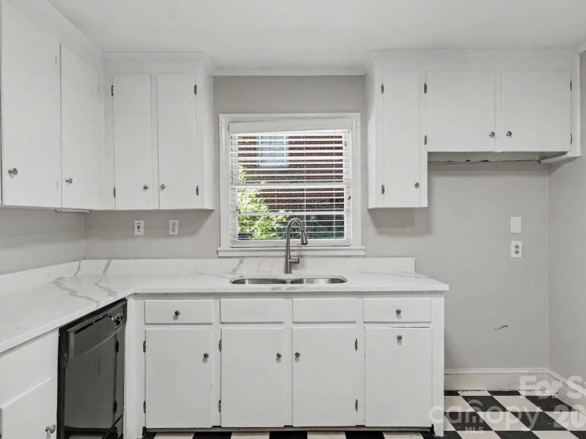 4217 Winfield Drive, Charlotte, NC 28205.  MLS# CAR4404491, YatesRealty ID 37493. 