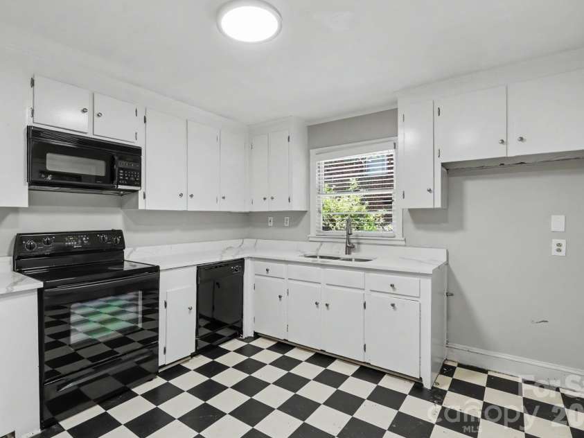 4217 Winfield Drive, Charlotte, NC 28205.  MLS# CAR4404491, YatesRealty ID 37493. 