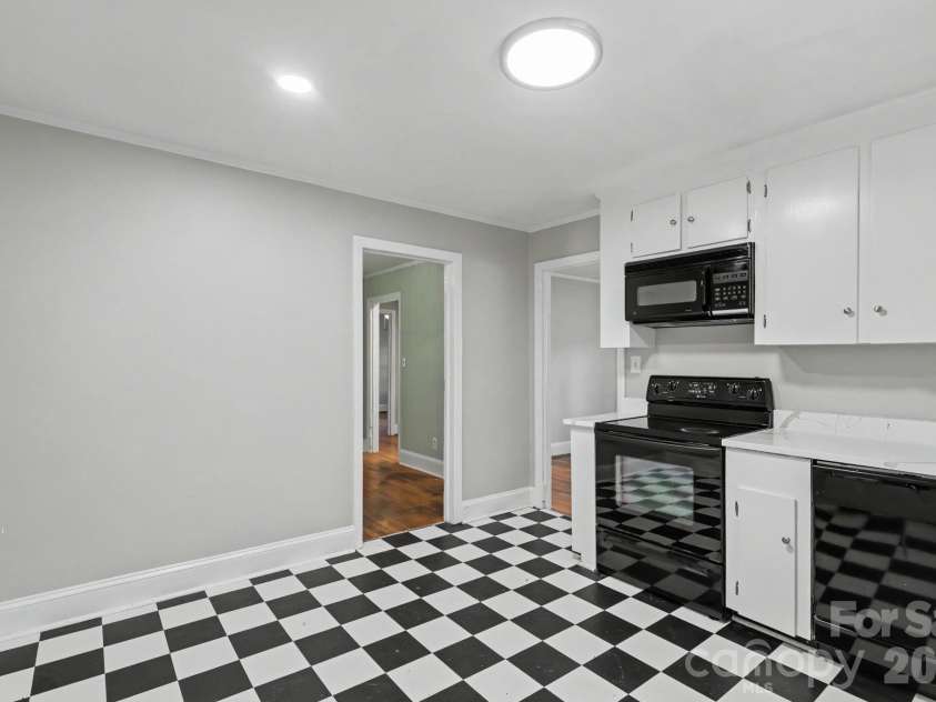 4217 Winfield Drive, Charlotte, NC 28205.  MLS# CAR4404491, YatesRealty ID 37493. 