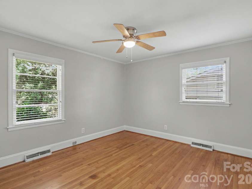 4217 Winfield Drive, Charlotte, NC 28205.  MLS# CAR4404491, YatesRealty ID 37493. 