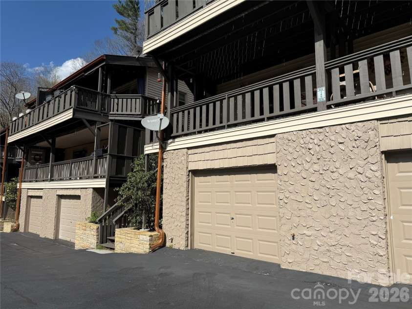 145 Hawks Nest Lane, Highlands, NC 28741.  MLS# CAR4405263, YatesRealty ID 37495. 
