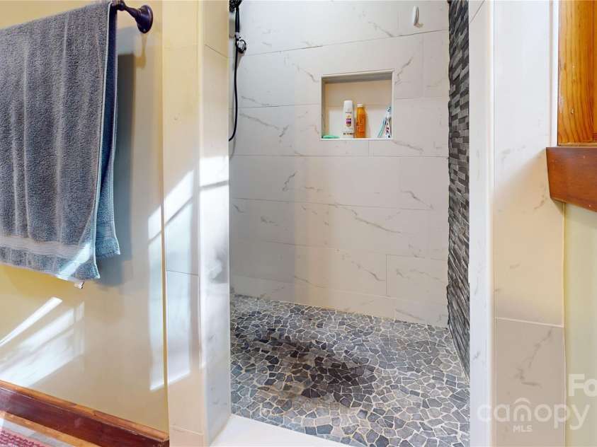 811 Hemlock Drive, Newland, NC 28657.  MLS# CAR4313317, YatesRealty ID 375. 