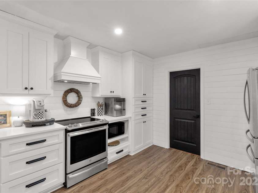 2570 Pineview Drive, Lancaster, SC 29720.  MLS# CAR4327318, YatesRealty ID 3750. 