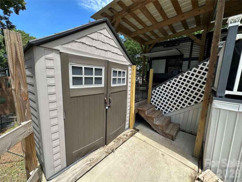 110 Pier Avenue, New London, NC 28127.  MLS# CAR4404280, YatesRealty ID 37506. 