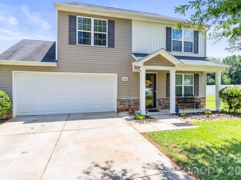 9224 Carrot Patch Drive, Charlotte, NC 28216.  MLS# CAR4404377, YatesRealty ID 37507. 