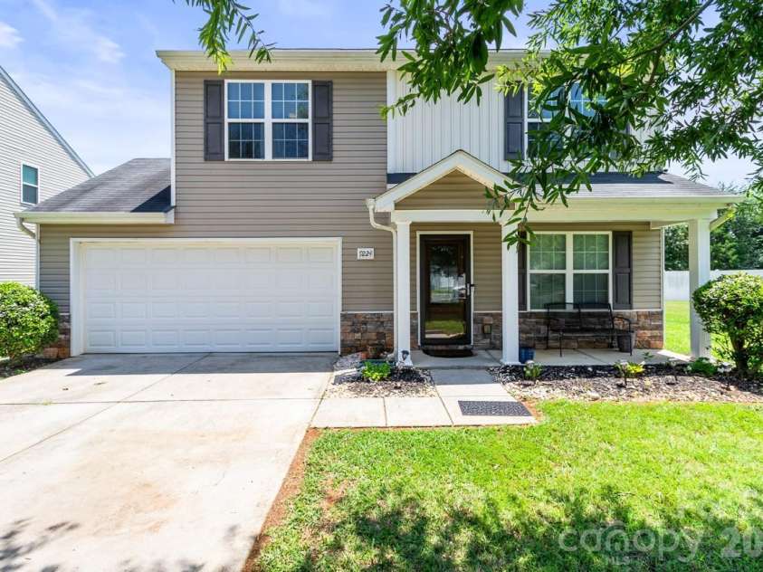 9224 Carrot Patch Drive, Charlotte, NC 28216.  MLS# CAR4404377, YatesRealty ID 37507. 