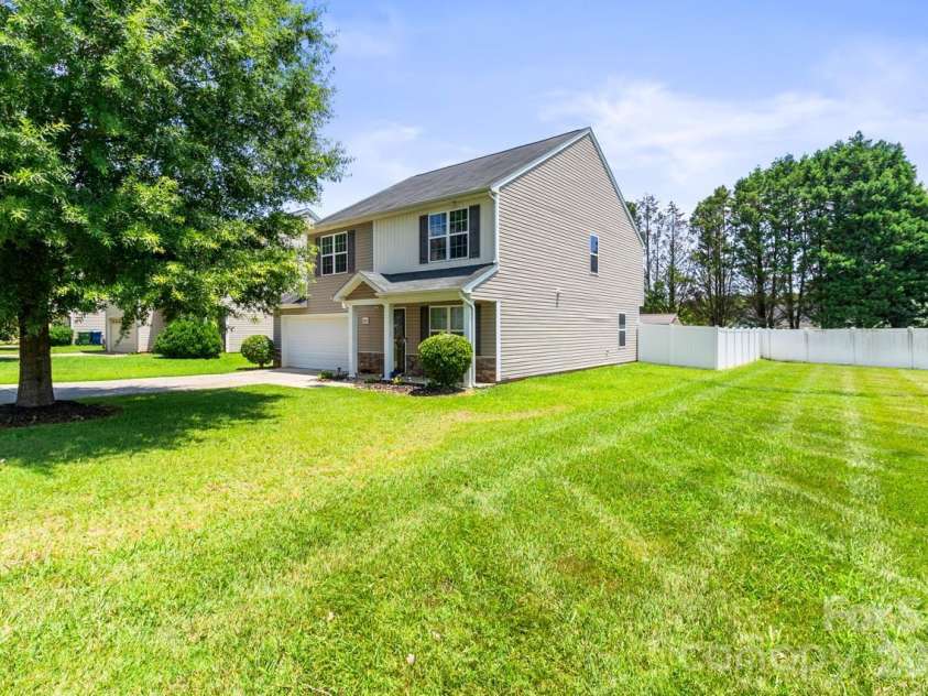 9224 Carrot Patch Drive, Charlotte, NC 28216.  MLS# CAR4404377, YatesRealty ID 37507. 