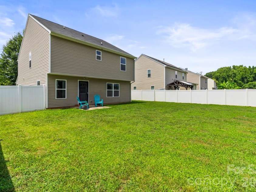 9224 Carrot Patch Drive, Charlotte, NC 28216.  MLS# CAR4404377, YatesRealty ID 37507. 