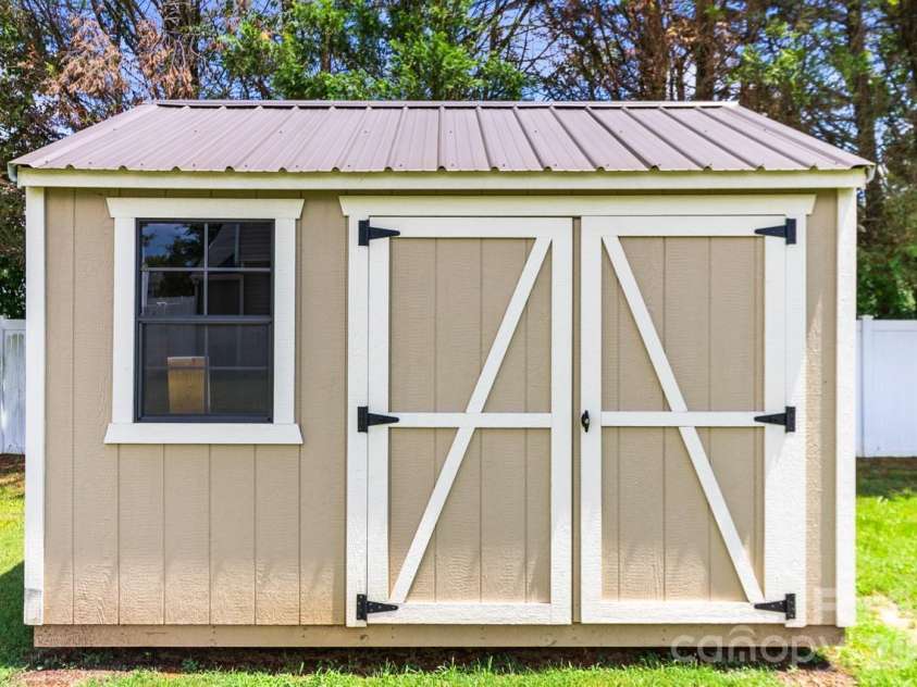 9224 Carrot Patch Drive, Charlotte, NC 28216.  MLS# CAR4404377, YatesRealty ID 37507. 