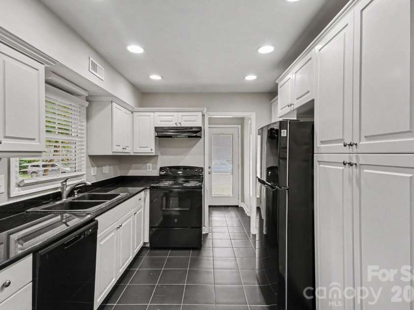 5200 Birchbark Lane, Charlotte, NC 28227.  MLS# CAR4404553, YatesRealty ID 37509. 