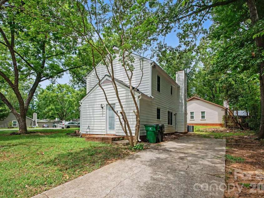 5200 Birchbark Lane, Charlotte, NC 28227.  MLS# CAR4404553, YatesRealty ID 37509. 