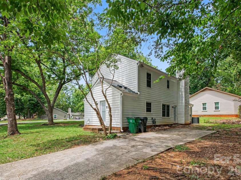 5200 Birchbark Lane, Charlotte, NC 28227.  MLS# CAR4404553, YatesRealty ID 37509. 