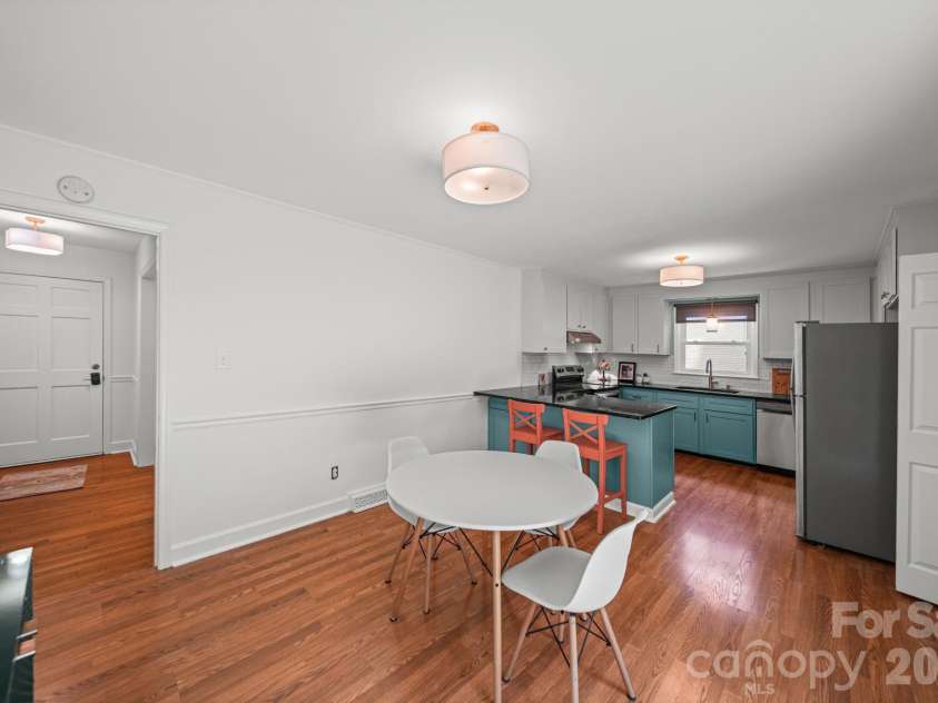 7107 Sherbourne Drive, Charlotte, NC 28210.  MLS# CAR4403064, YatesRealty ID 37511. Dining & Kitchen