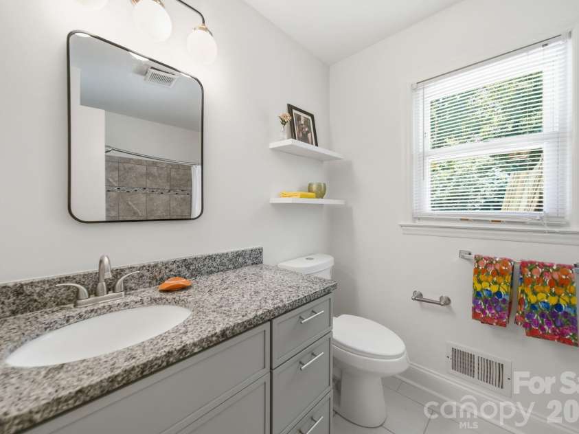 7107 Sherbourne Drive, Charlotte, NC 28210.  MLS# CAR4403064, YatesRealty ID 37511. Full Bath