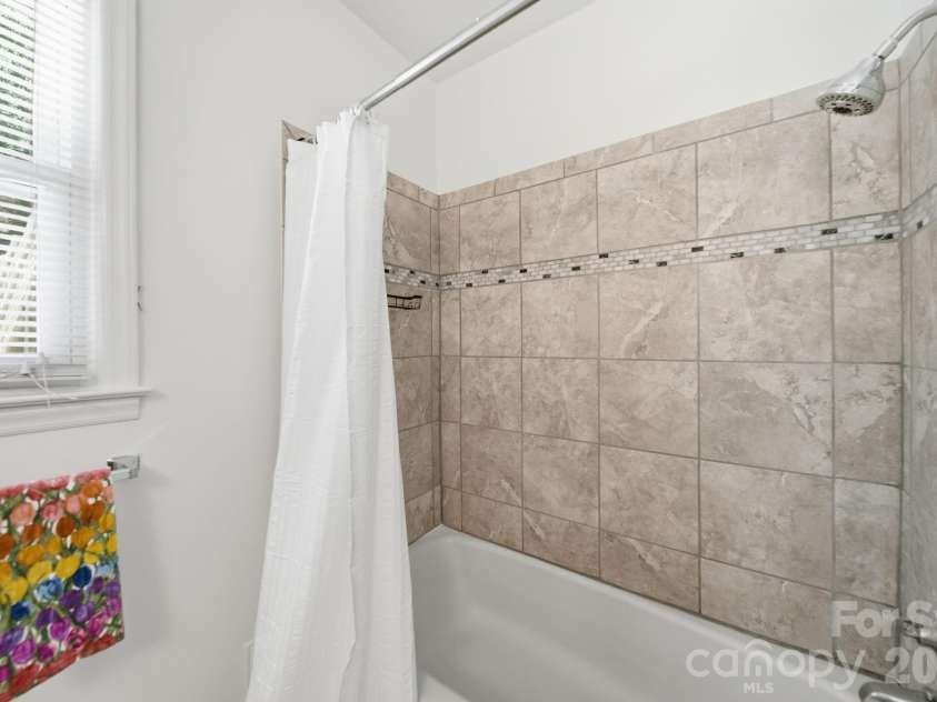 7107 Sherbourne Drive, Charlotte, NC 28210.  MLS# CAR4403064, YatesRealty ID 37511. Full Bath