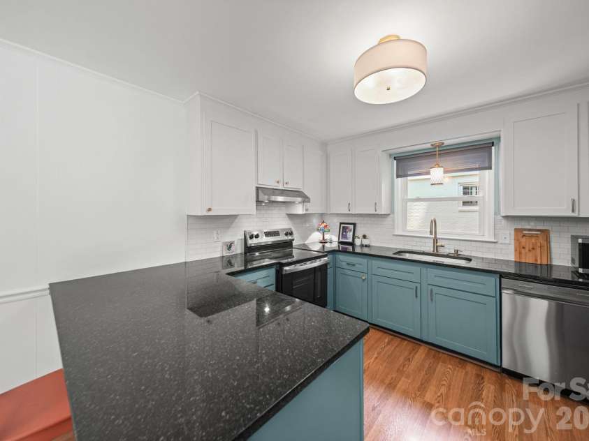 7107 Sherbourne Drive, Charlotte, NC 28210.  MLS# CAR4403064, YatesRealty ID 37511. Kitchen