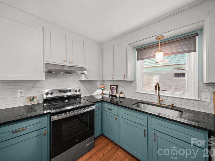 7107 Sherbourne Drive, Charlotte, NC 28210.  MLS# CAR4403064, YatesRealty ID 37511. Kitchen