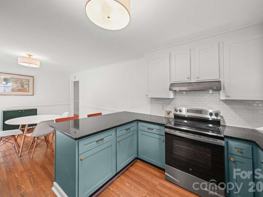 7107 Sherbourne Drive, Charlotte, NC 28210.  MLS# CAR4403064, YatesRealty ID 37511. Kitchen