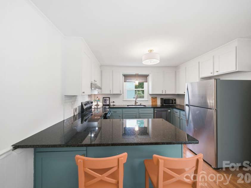 7107 Sherbourne Drive, Charlotte, NC 28210.  MLS# CAR4403064, YatesRealty ID 37511. Kitchen